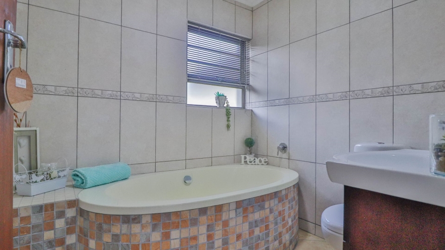 5 Bedroom Property for Sale in Dana Bay Western Cape